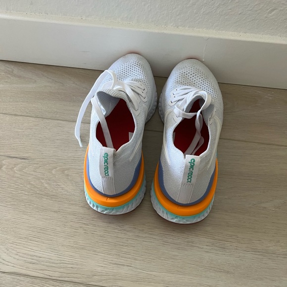 Nike Women’s Epic React Flyknit 2 - Picture 3 of 6